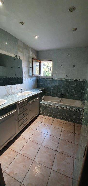 653fa60900f3c_images_medium